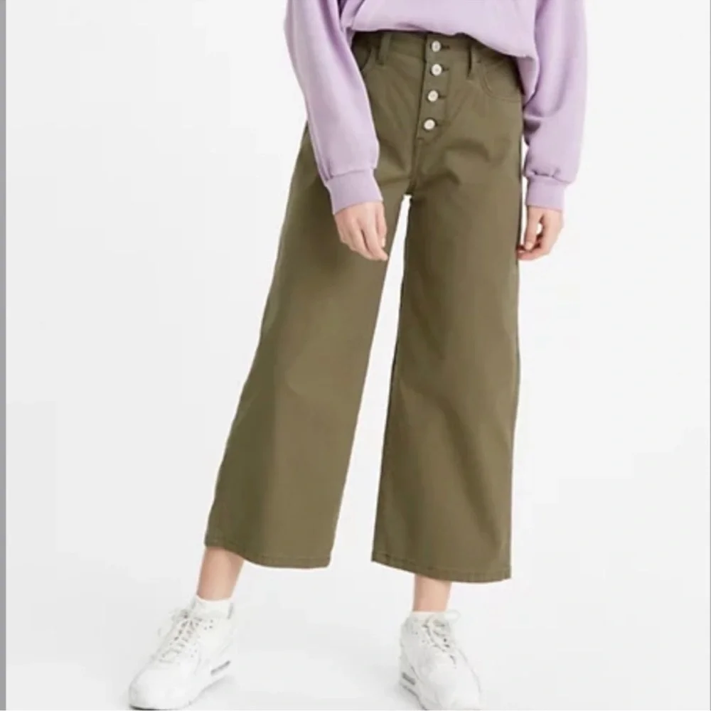 Levi’s Mile High Cropped Wide Leg Pants Size 30 • Olive Green
